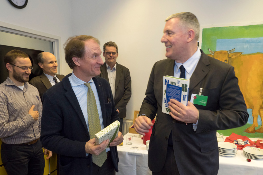 Prof. Heinen dankt auf dem Foto dem Geschäftsführer und Initiator von Sternstunden e.V., Thomas Jansing 