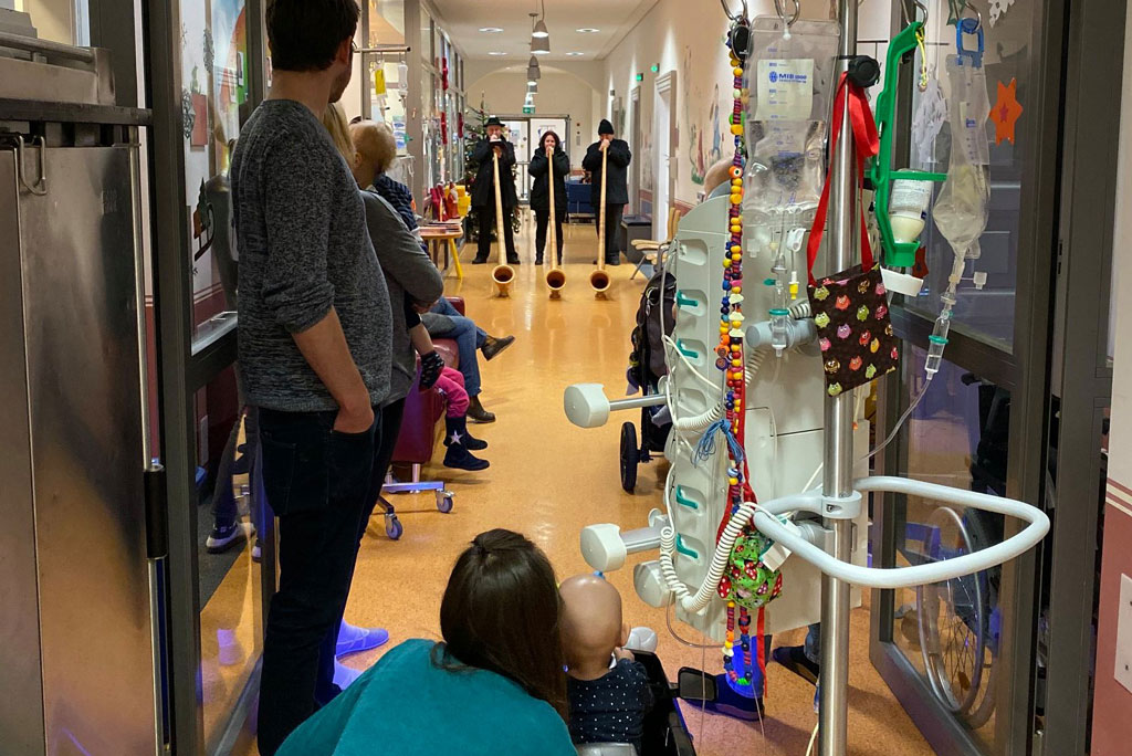 Alphornbläser in der Kinderklinik