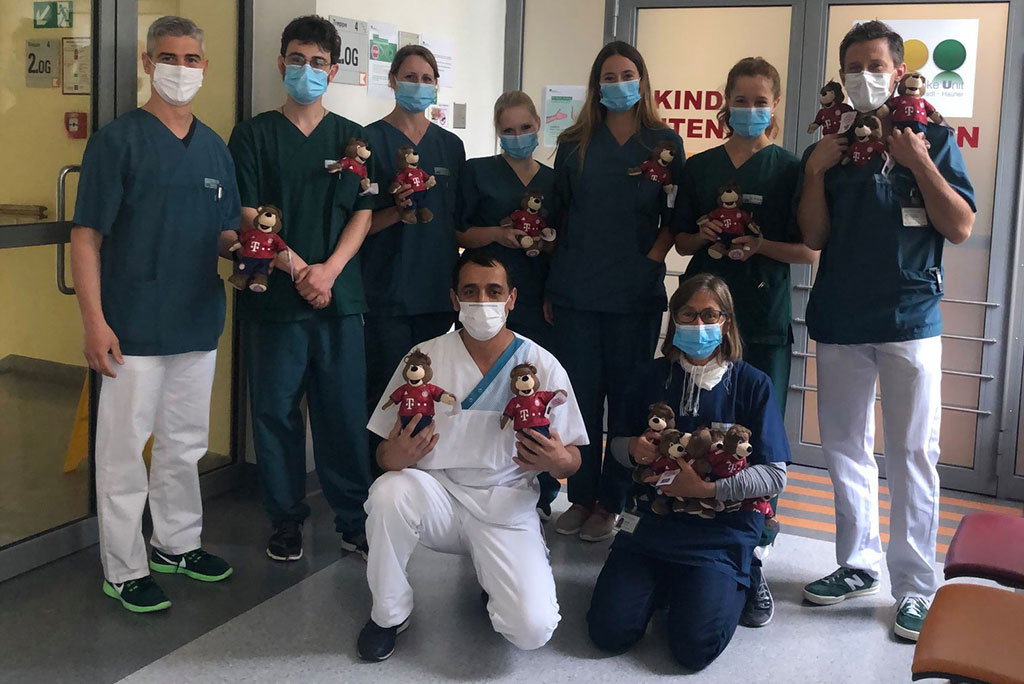 Maskottchen FC Bayern mit Klinikpersonal