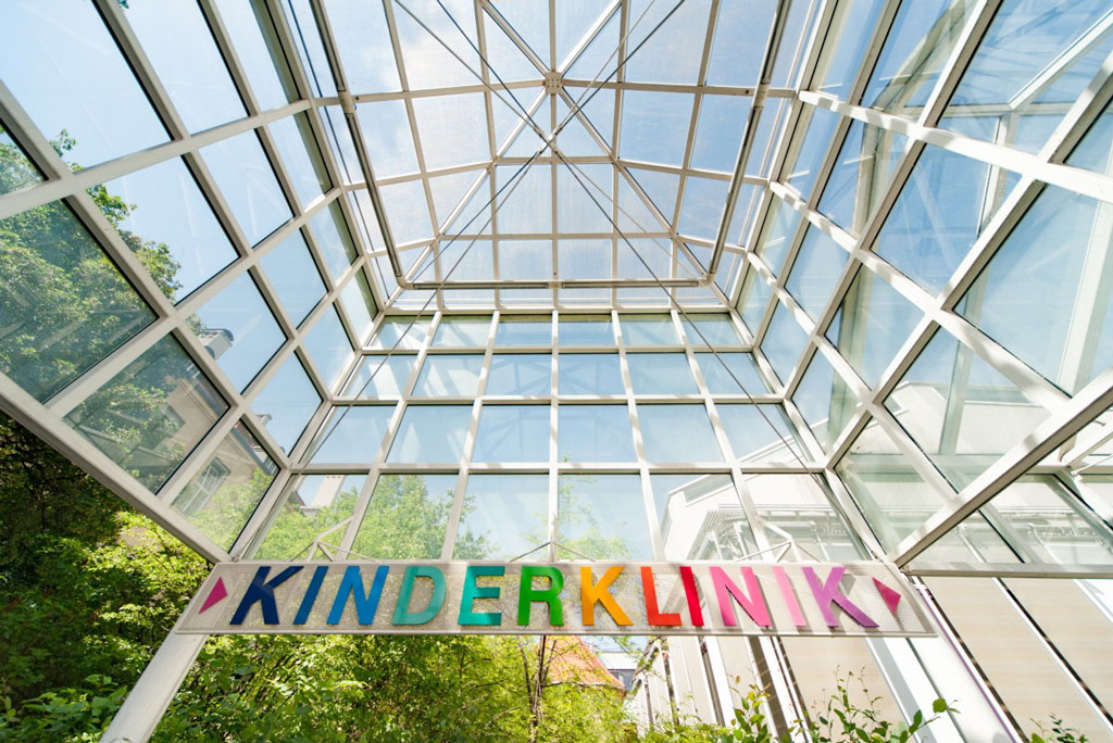 Glasfoyer mit Aufschrift Kinderklinik