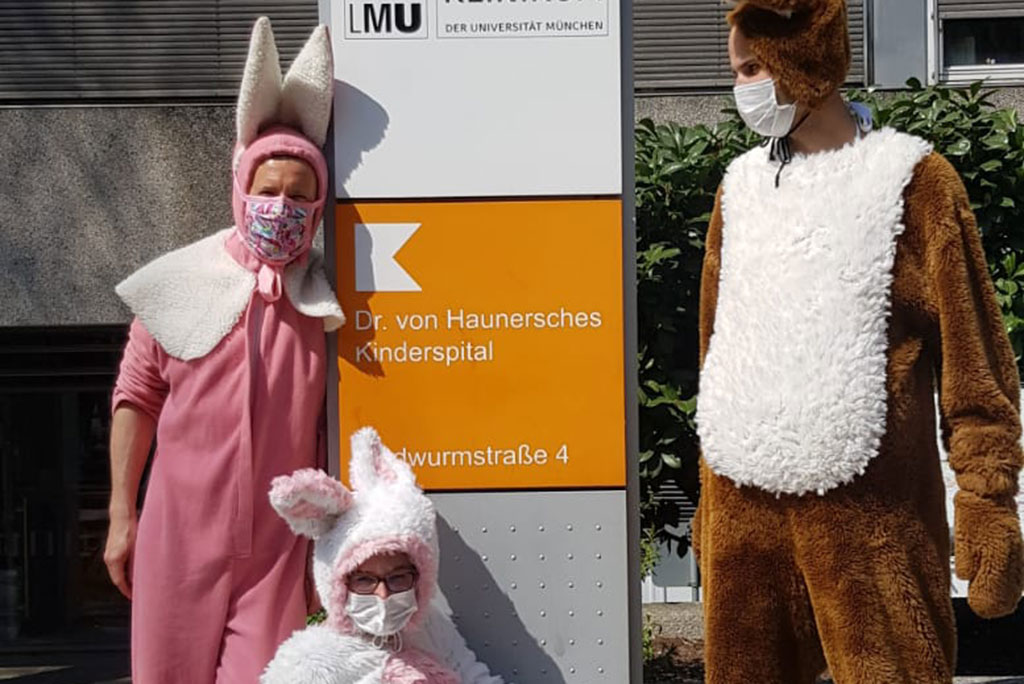 Mitarbeiter in Hasenkostümen vor Klinikeingang