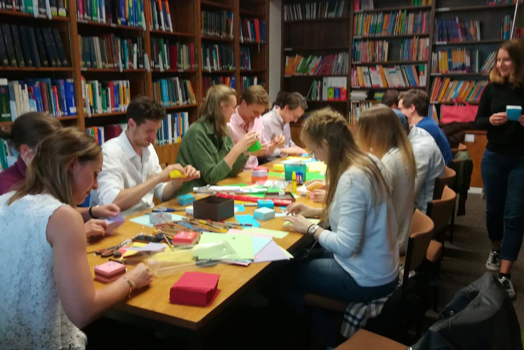 Junge Rotarier beim basteln