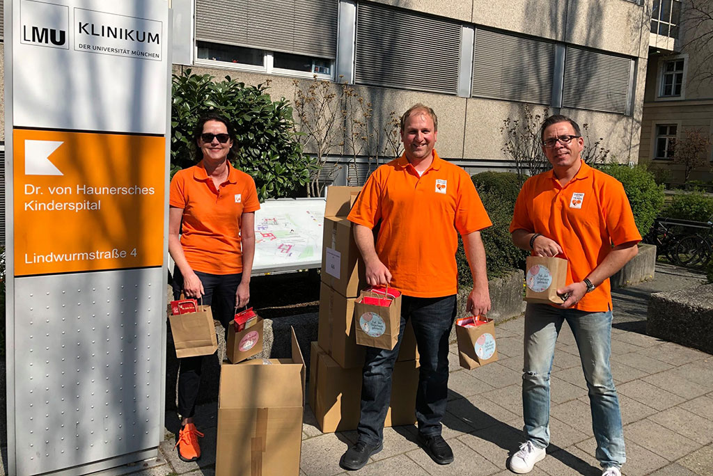 Mitarbeiter Sixt vor Klinikeingang