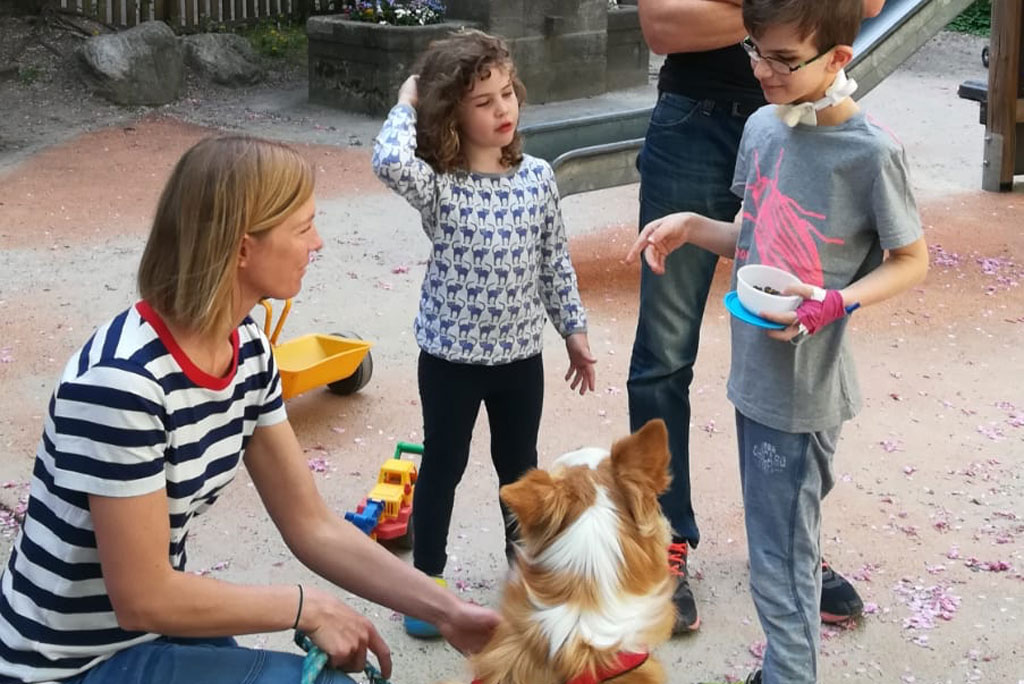 Bordercollie-Hündin mit Trainerin und 2 Kindern