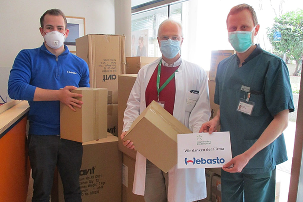Webasto Mitarbeiter bei der Spendenübergabe