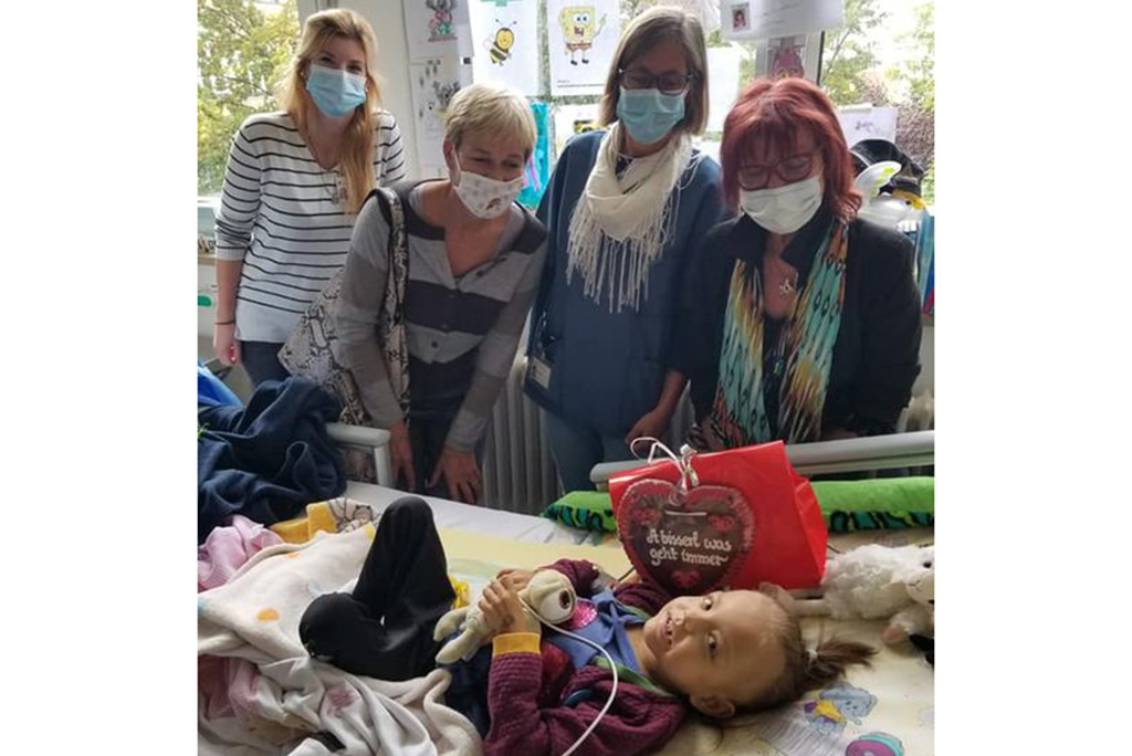 Pflegepersonal bei krankem Jungen