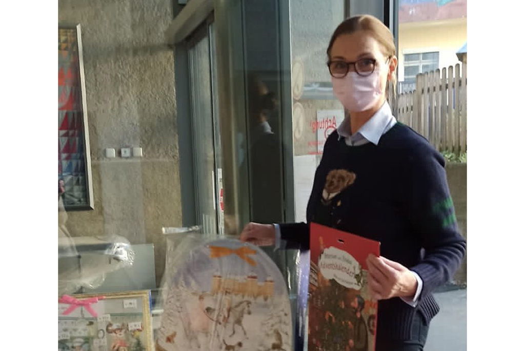 Dagmar Schleich mit Adventskalender