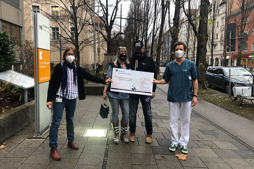 Christian und Carolin Kandlhofer bei der Scheckübergabe