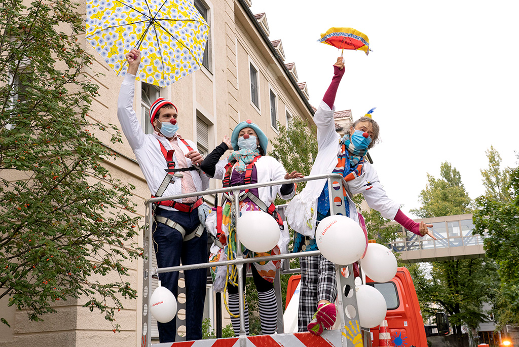 Klinik Clowns auf Hebebühne