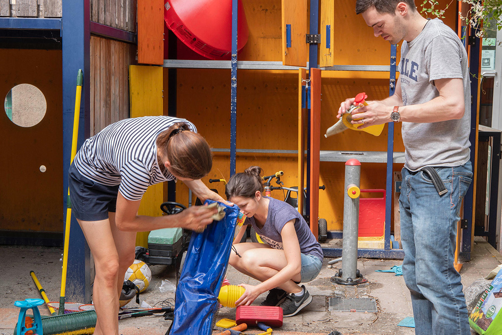 Mitarbeiter von Bain & Company beim Herrichten des Spielplatzes