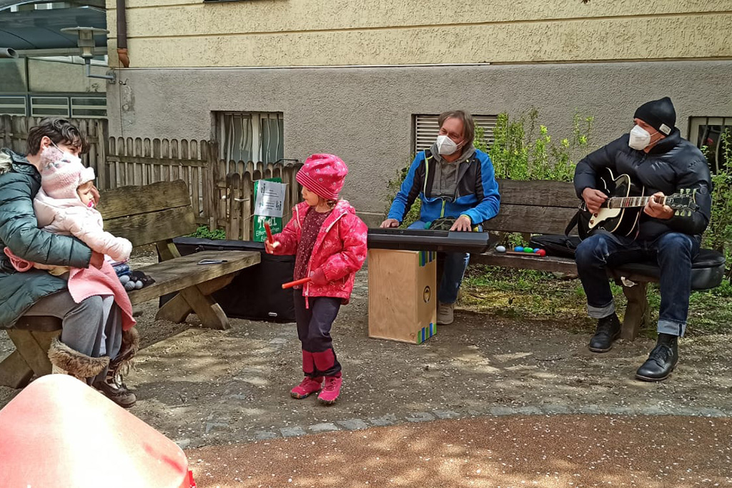 Erich & Friends am musizieren und 2 Kindern