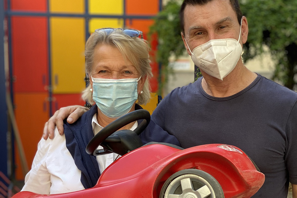 Frau Borgolte mit Bobby-Car und Bernhard Hartl