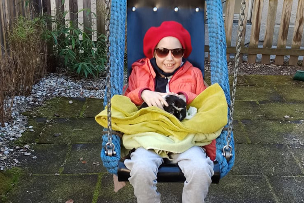 Mädchen mit Meerschweinchen auf dem Arm