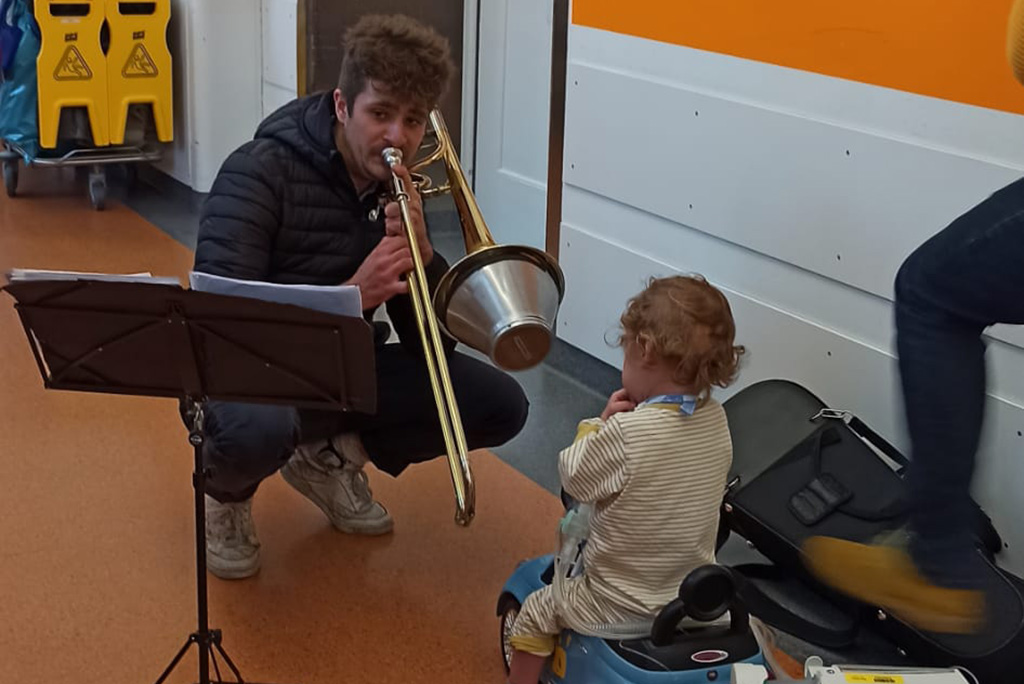 Band ”Munich Tetra Bass” Trompeter mit Kind