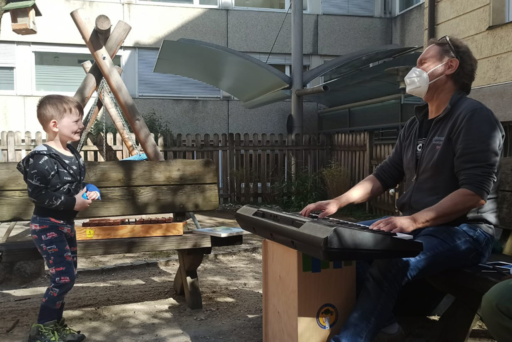 Junge mit Erich am Keyboard