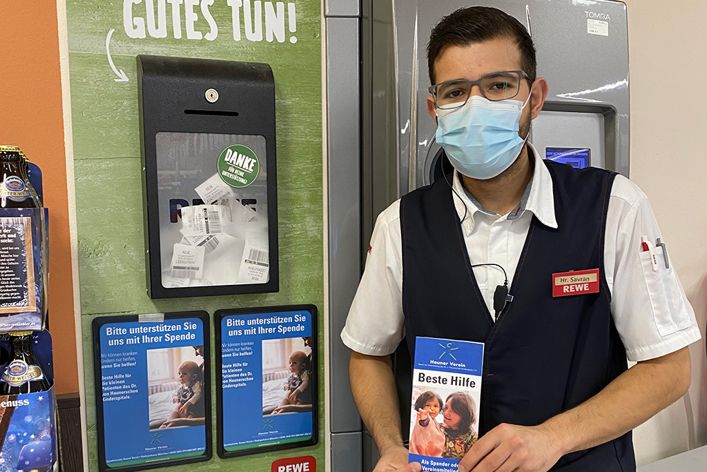 Rewe-Mitarbeiter mit Hauner Verein Flyern