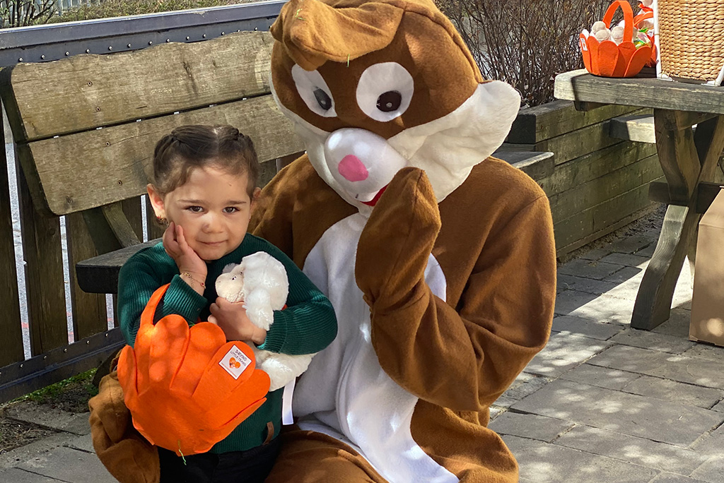 Mädchen mit dem Osterhasen