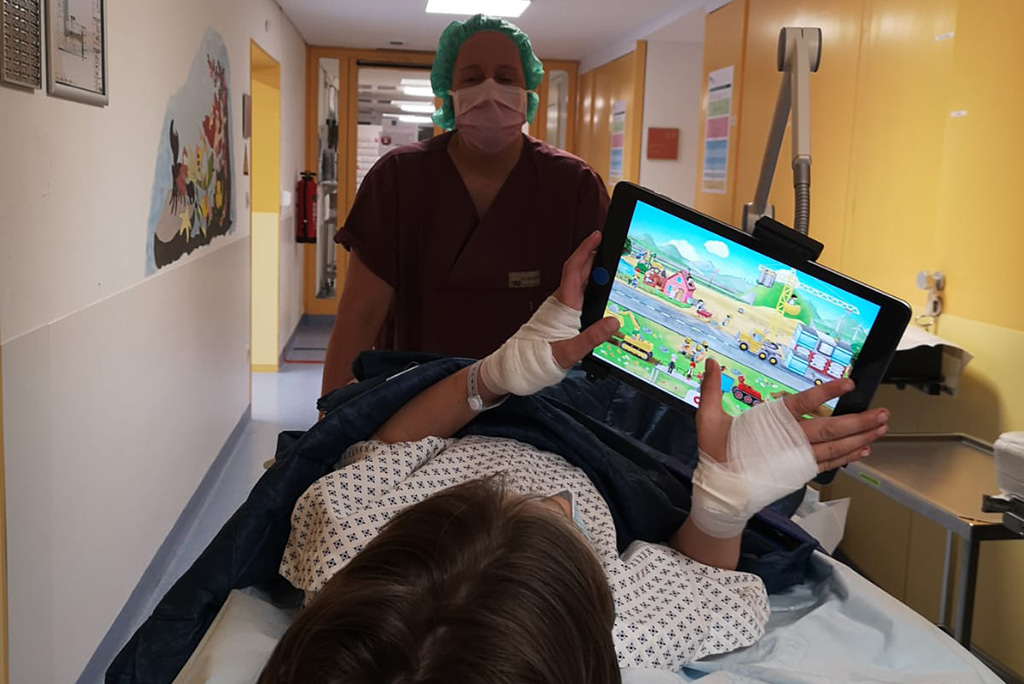 Haltearm OP mit Kind und Pfleger