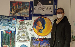 Frau Schleich vor den Adventskalendern