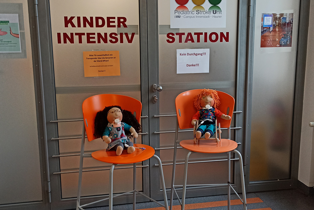 2 Handicap Dolls sitzen auf Stühlen