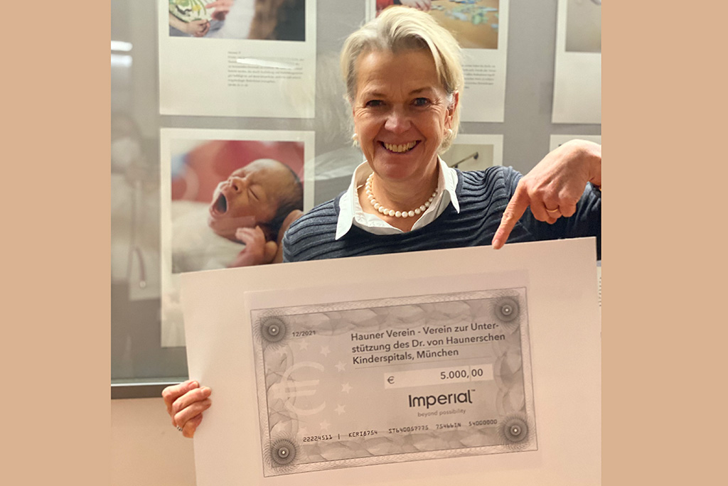 Frau Borgolte mit Spendenscheck
