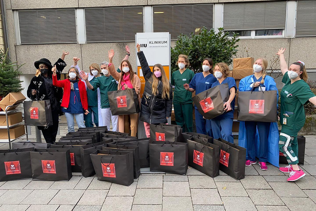 Cathy Hummels, Denise Schindler, Nikeata Thompson und Malou Deuber und Klinikummitarbeiter
