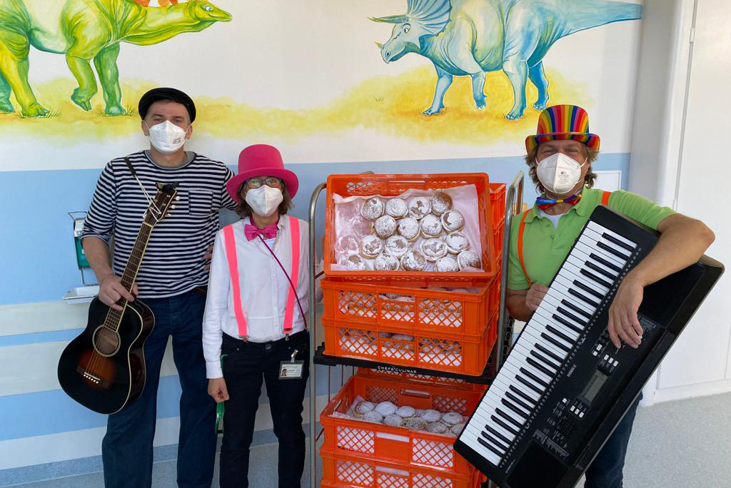 Erich „Zipp“ Kowalew und Guido Fuchs mit Krapfen