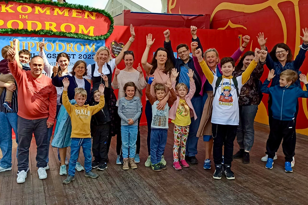 Eltern, Kinder und Mitarbeiter der Klinik beim Frühlingsfest