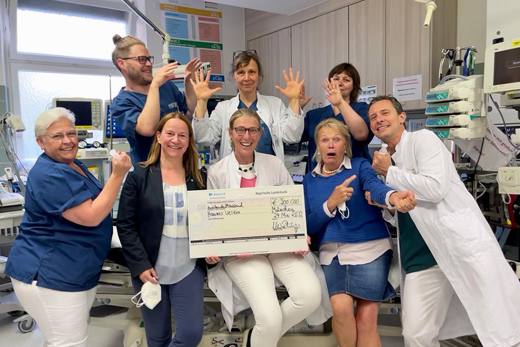 Rona Dunleavey(Physiotherapeutin), Franz Neugebauer (Psychologe, Hypnotherapeut), Ulrike Philipp (Sternstunden), Dr. Heike Kunze-Kronawitter (FÄ für Anästhesie und Intensivmedizin, Schmerztherapeutin), PD Dr. Martina Heinrich (FÄ für Kinderchirurgie), Guggy Borgolte (Hauner Verein) Sabine Lubner-Langener (Fachpflegekraft Anästhesie, Pain Nurse), PD Dr. Florian Hoffmann (FA für Pädiatrie und Intensivmedizin)