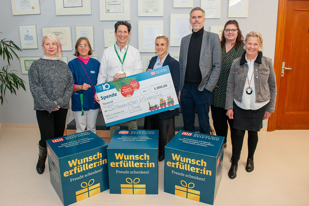 regionale Mitarbeitern der DB-Stiftung bei der Scheckübergabe