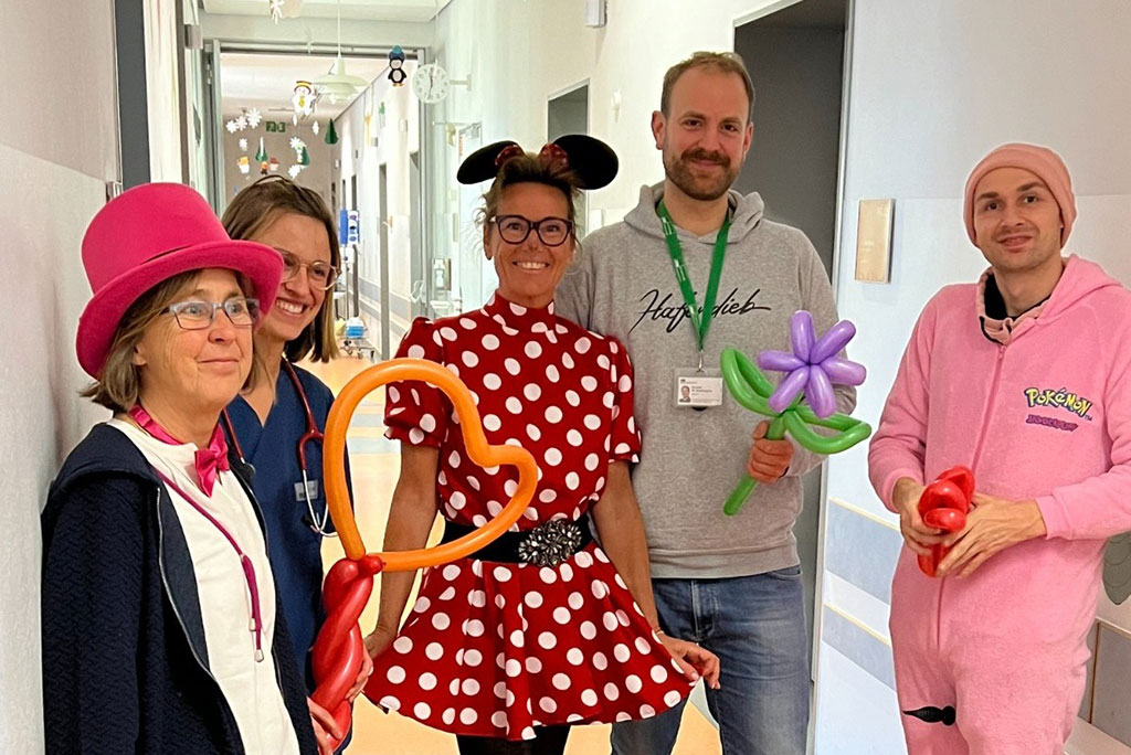 Mitarbeiter Kinderklinik in Faschingskostümen