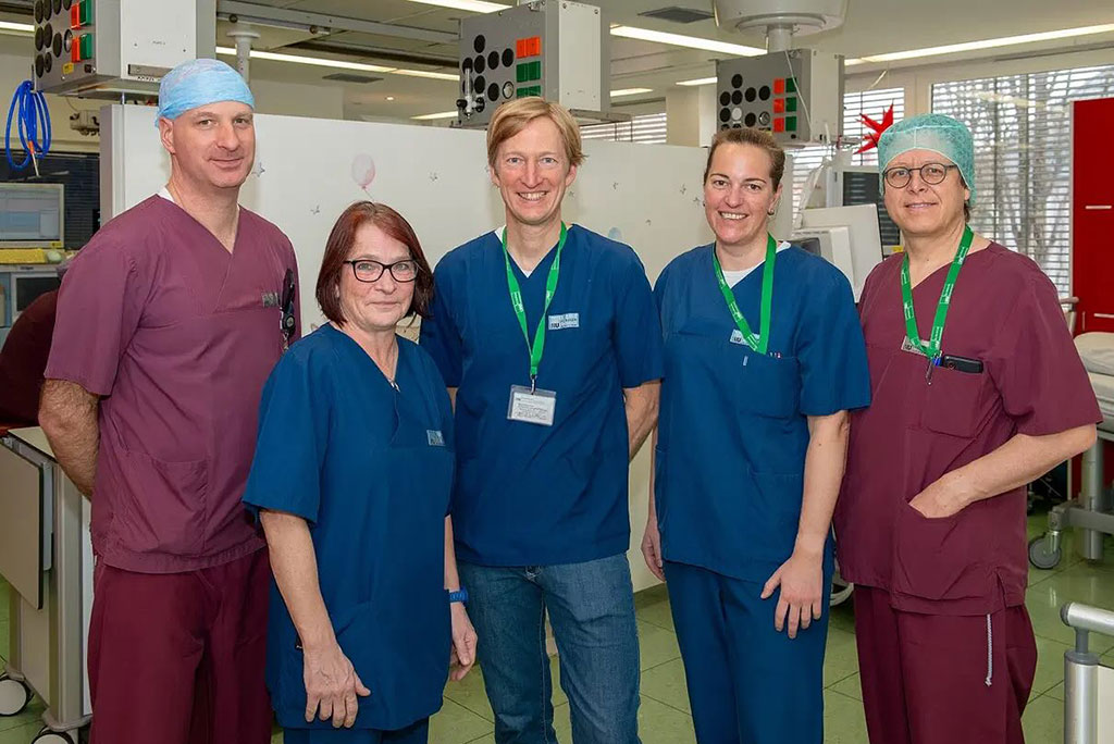 Das OP-Team vlnr.: Dr. Tobias Ninke, Ursula Weise (Pflegeleitung pädiatrische Endoskopie), Dr. Eberhard Lurz, Dr. Anna-Maria Schneider, Dr. Matthias Kurz