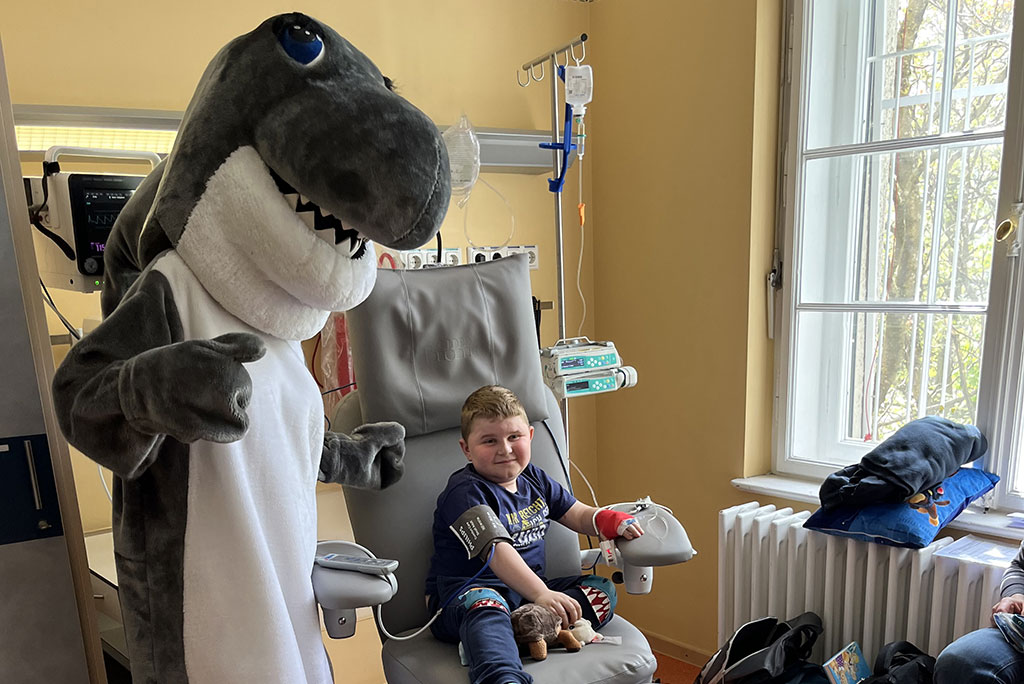 Junge mit Sealife Maskottchen (Hai)