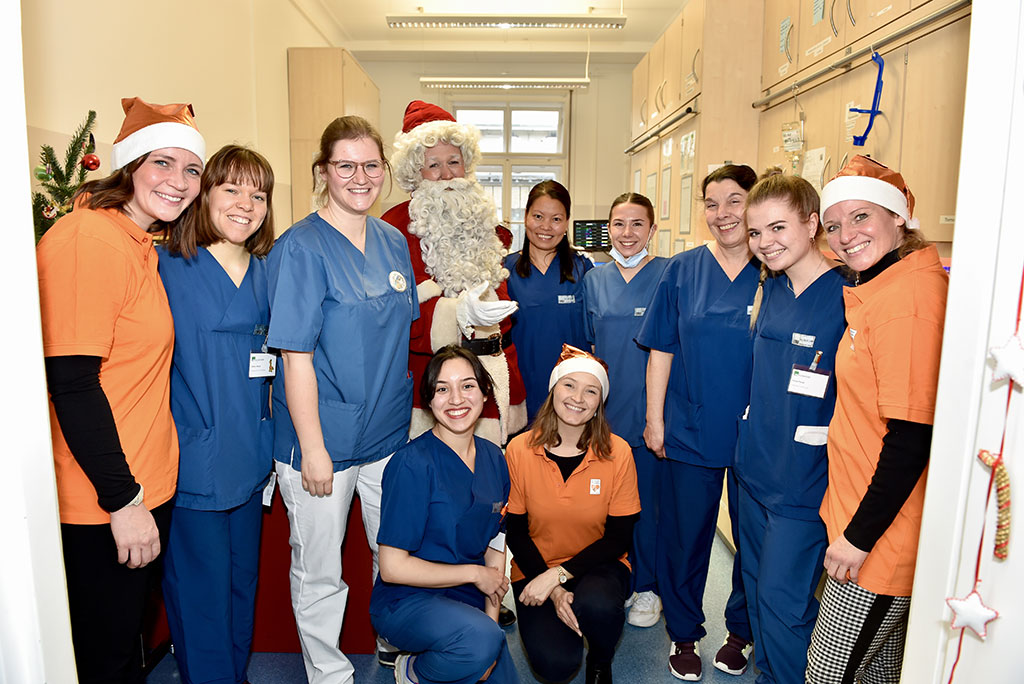 Gruppenbild Sixtmitarbeiter und Klinikumspersonal