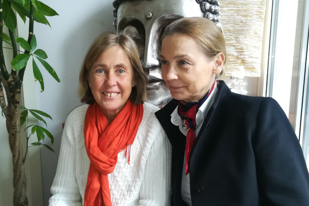 Spendenübergabe von Dagmar Schleich (rechts im Bild) an Astrid Simader vom Dr. von Haunerschen KInderspital