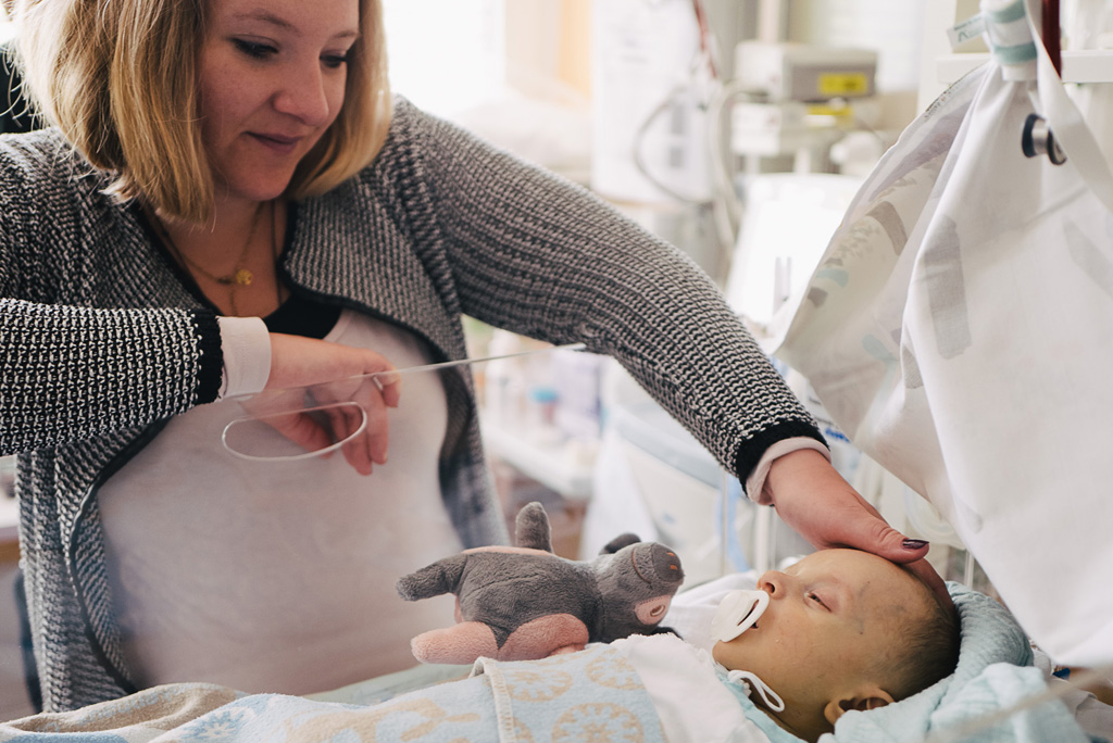 Daniel mit seiner Mutter am Krankenbett