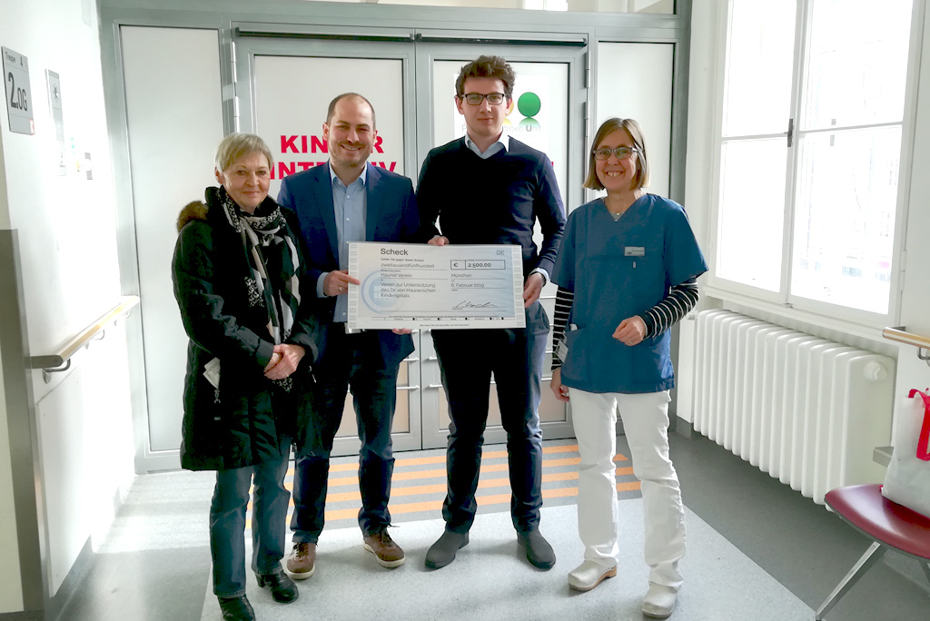 Spendenübergabe von Mitarbeitern der RUDOLF GmbH