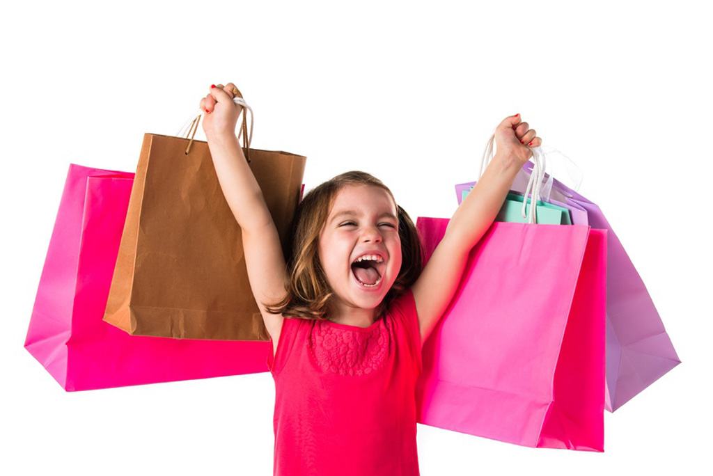 Kind mit Einkaufstüten