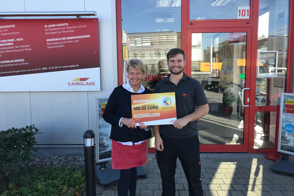 Scheckübergabe von Herrn Harster an den Hauner Verein (Frau Borgolte)