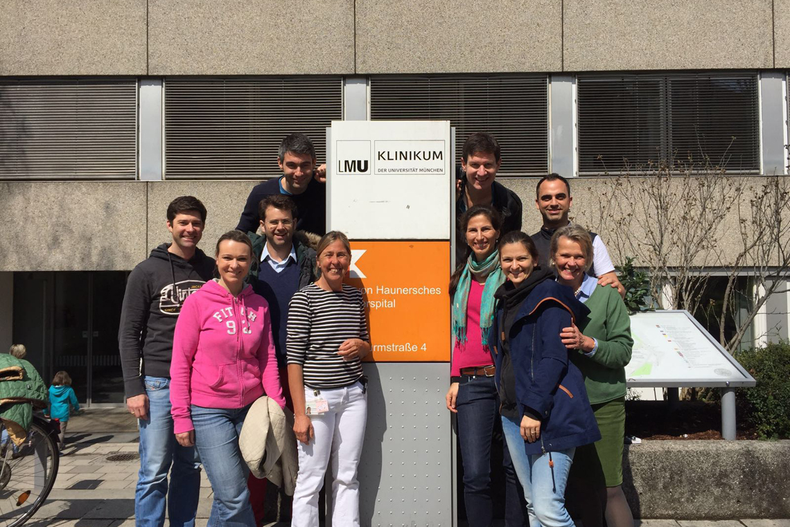 Mitarbeiter der Generali Versicherung vor dem Haupteingang der Kinderklinik