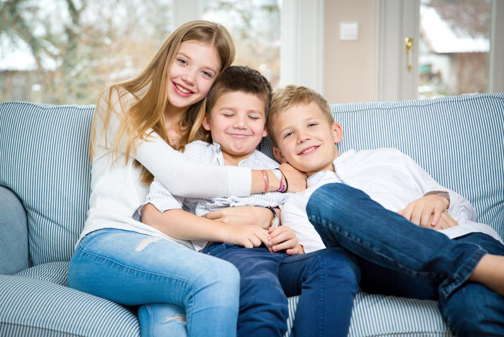 3 Kinder auf dem Sofa