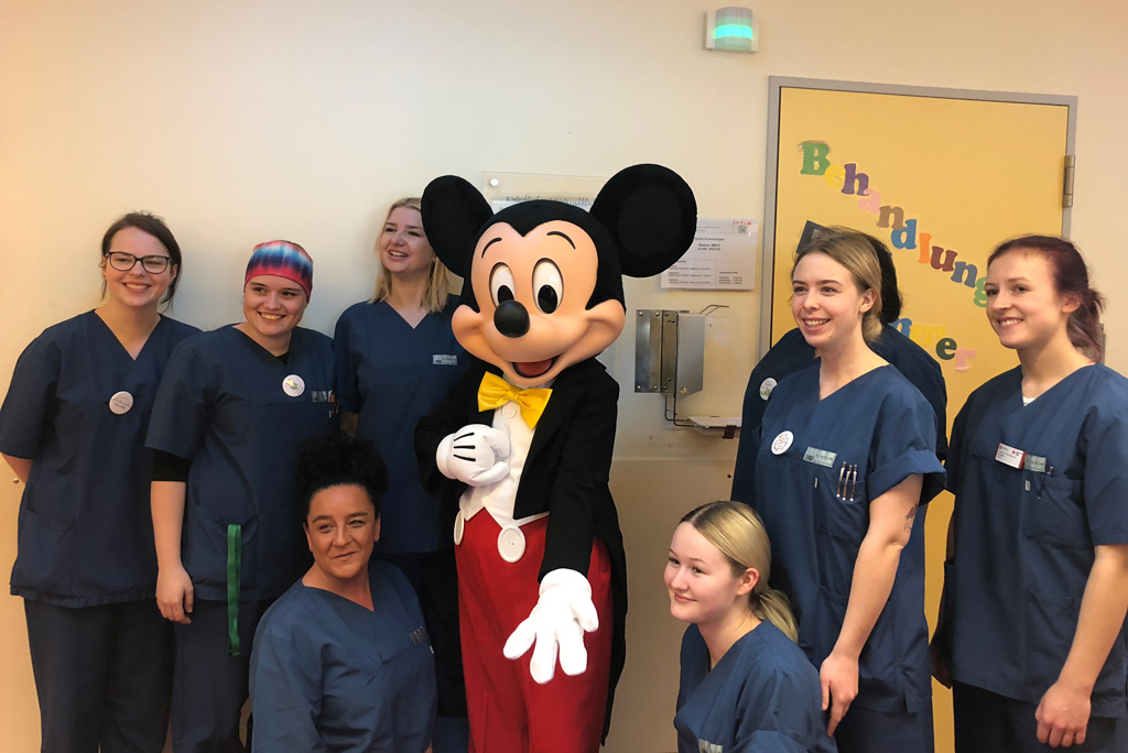 Micky Maus uns Mitarbeiterinnen der Kinderklinik