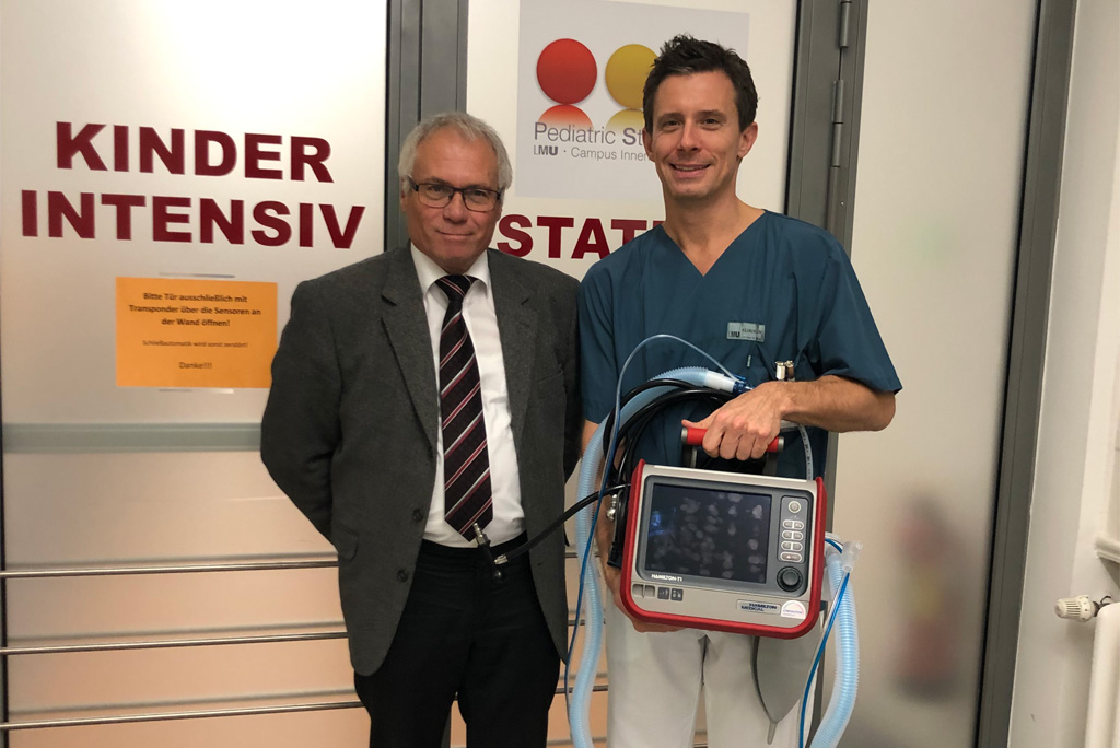 Herr Dietrich von der auslieferndes Firma und Oberarzt Dr. Florian Hoffmann