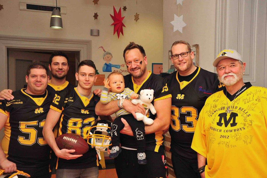 Frau Sixt mit einem Kind auf dem Arm