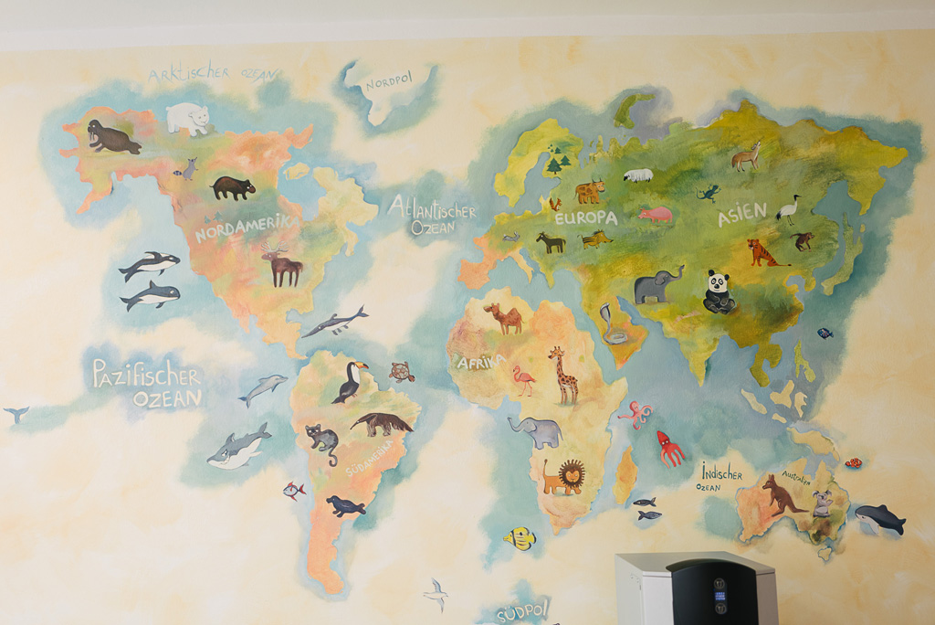 gemalte Weltkarte mit Tieren auf einer Wand